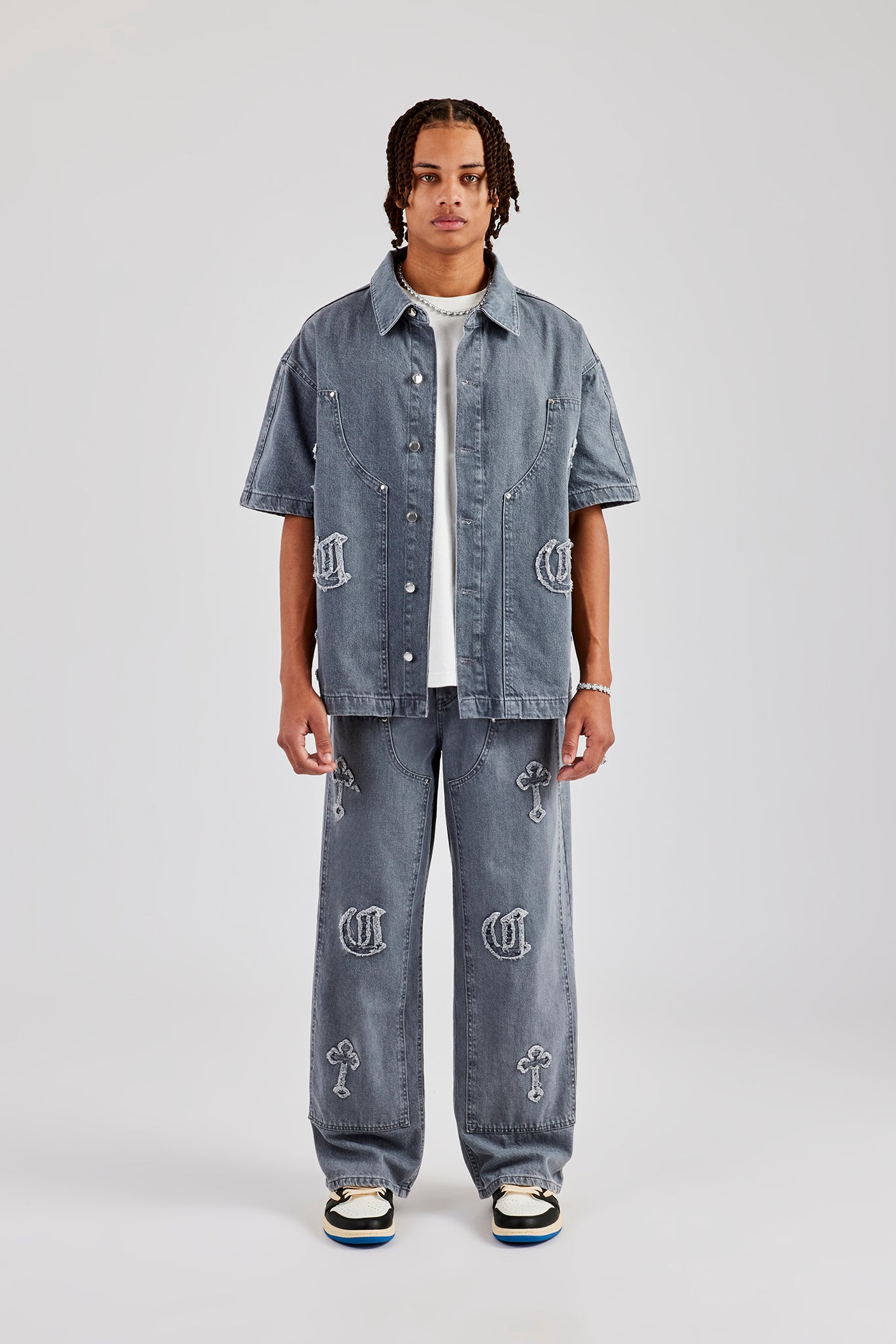 Carpenter-Jeanshemd und Jeans mit Raw Edge-Applikation – Verwaschenes Grau